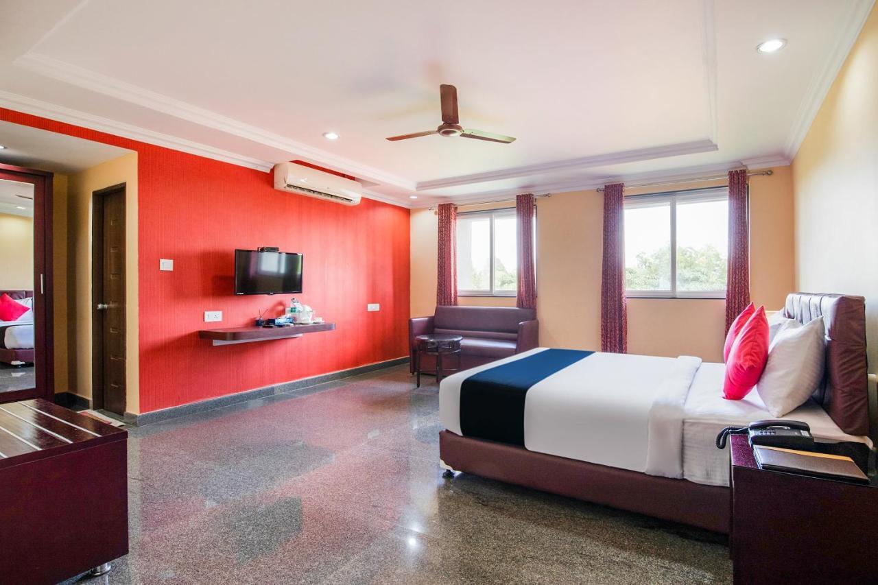 Vaccinated Staff- Capital O 22439 Ratna Forever Hotel Karkal Esterno foto
