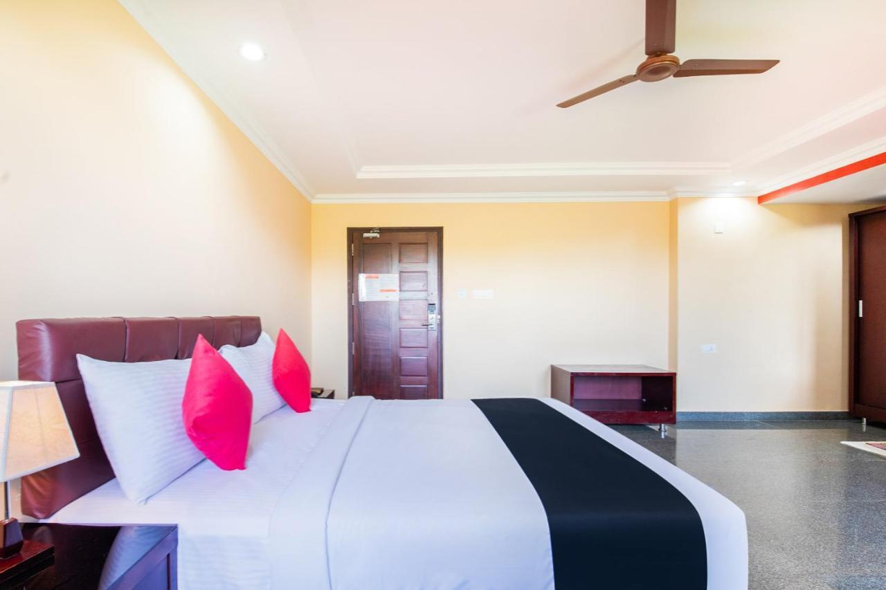 Vaccinated Staff- Capital O 22439 Ratna Forever Hotel Karkal Esterno foto