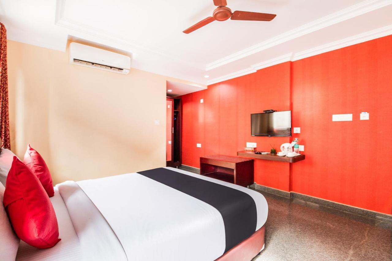 Vaccinated Staff- Capital O 22439 Ratna Forever Hotel Karkal Esterno foto